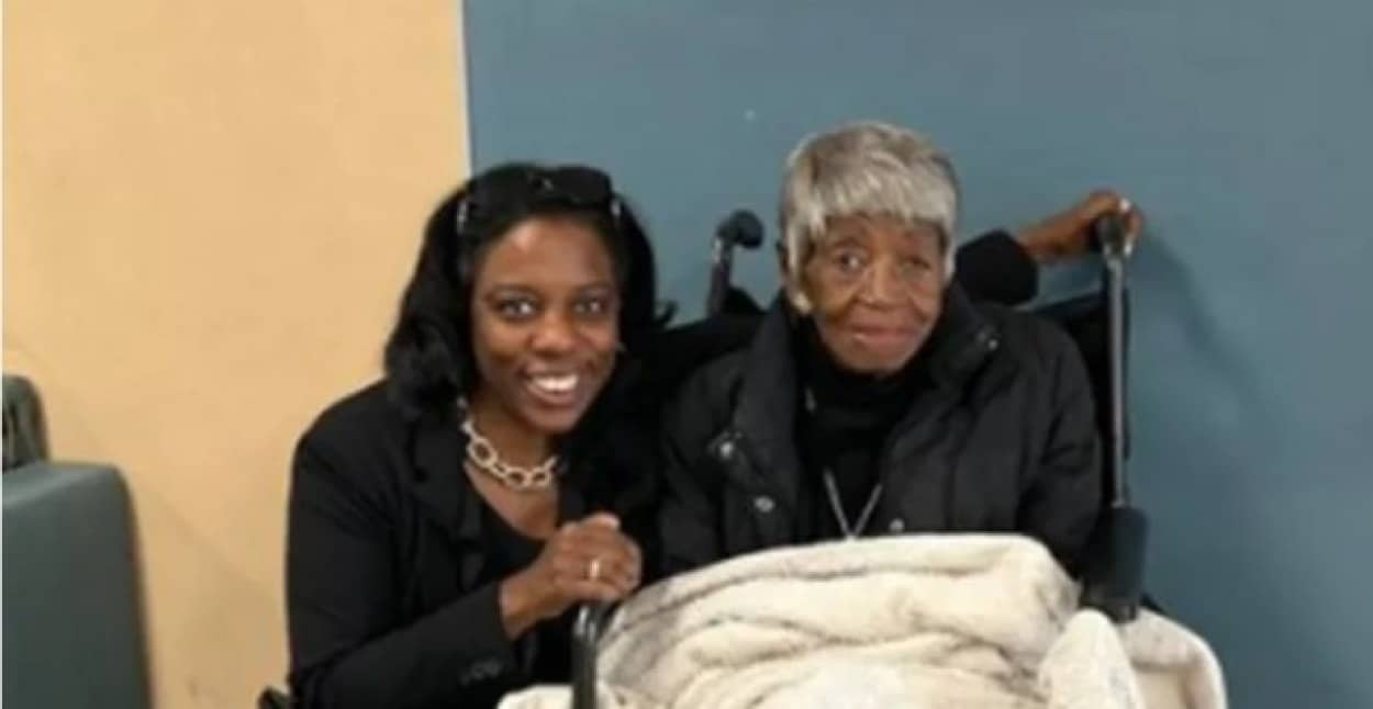 101歳のおばあさんが孫娘と一緒に大学を卒業予定