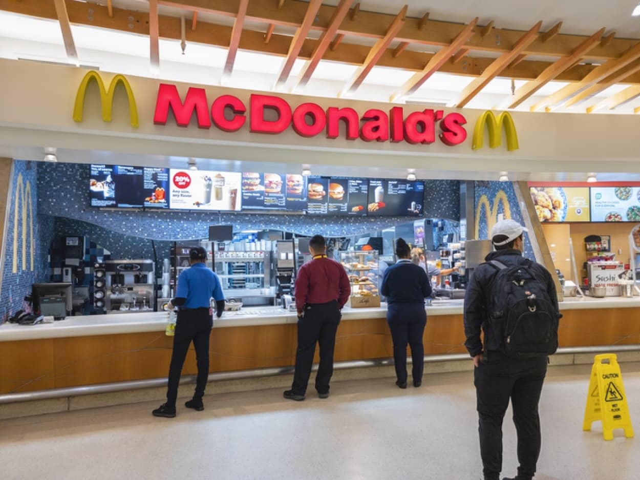 マクドナルドで支払いできなかった顧客の代わりに自腹で支払ったアルバイト少年