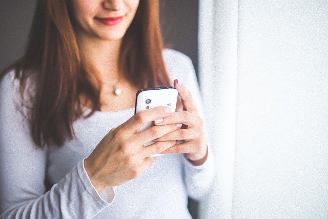 10代の子供のスマホの中身をチェックする母親。料金を支払っているから見る権利があると主張し物議を醸す