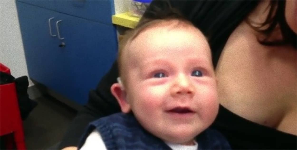 これが音 生まれつき耳が不自由だった赤ちゃんが初めて音を聞いたとき 一瞬にして表情が変わった 笑顔になった カラパイア