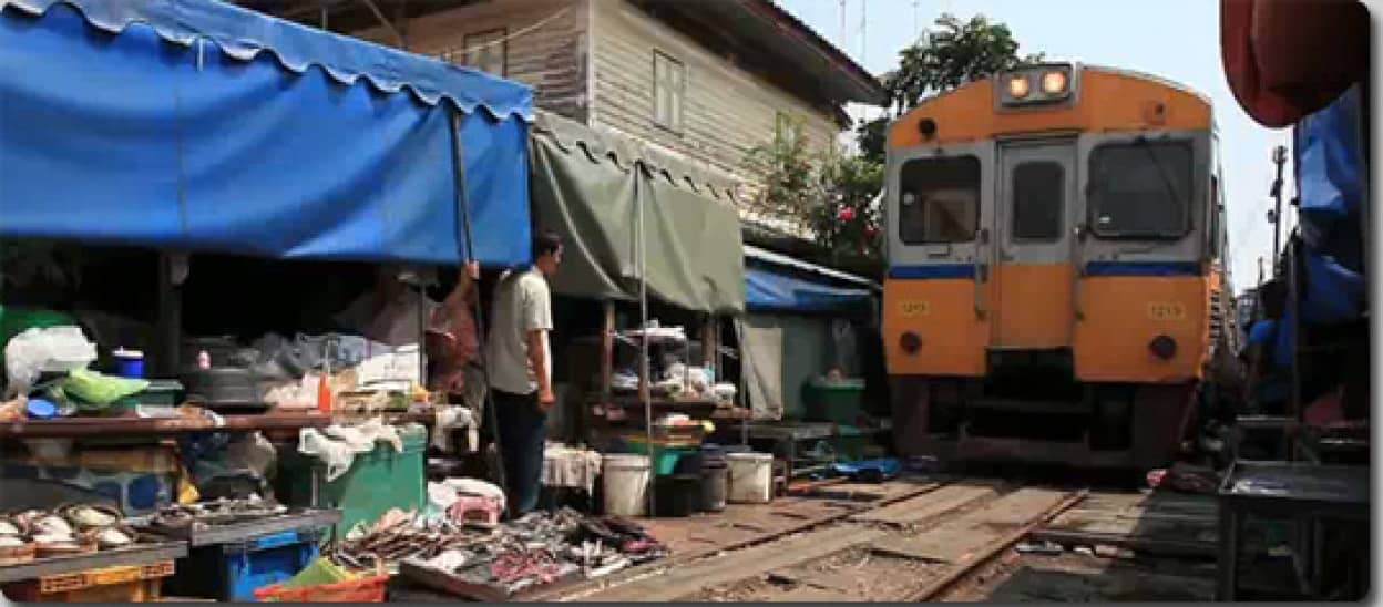 電車が来たぞ 店をたため タイのメークロン線名物 線路市場 の高画質映像 カラパイア