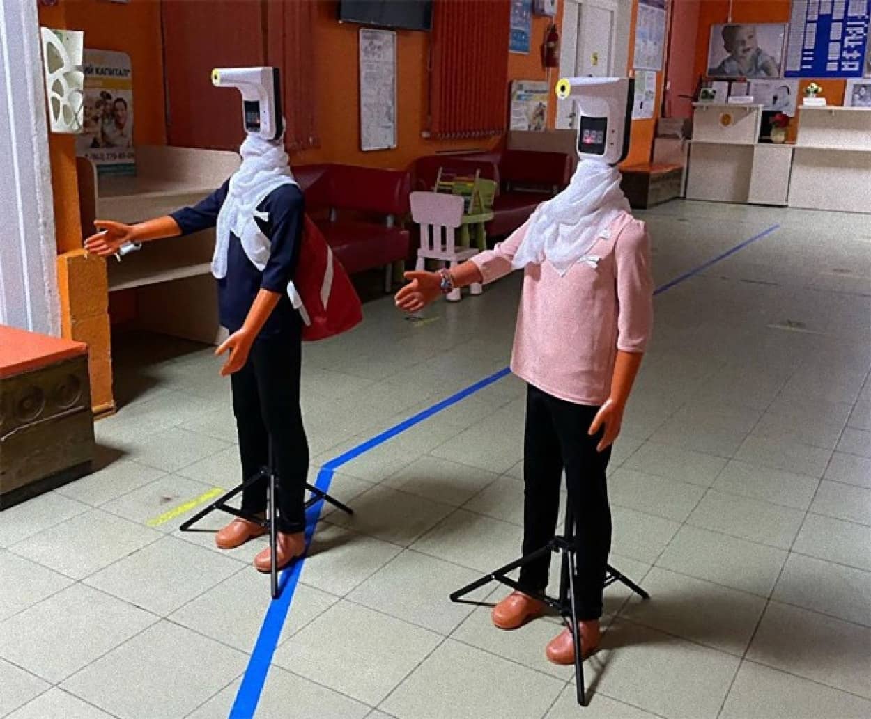 子供たちの検温と消毒をするダミーロボット