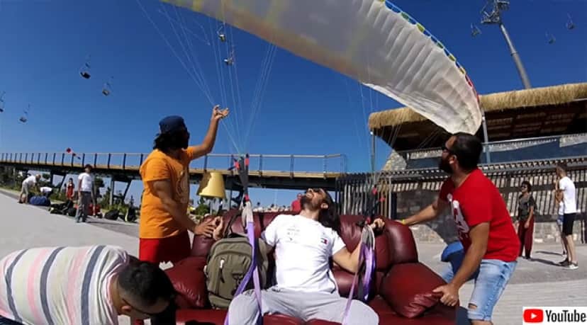 パラグライダーで空に舞い 空中でカウチポテトを楽しんでみた 命綱なし カラパイア