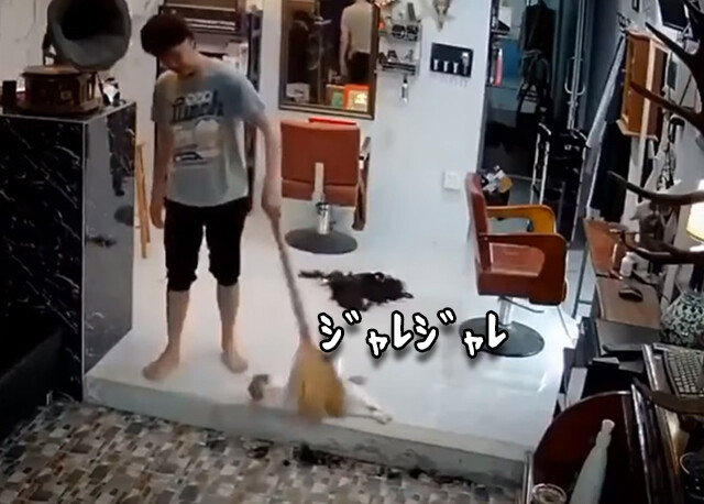 犯人は〇コ！従業員の毎日の掃除が遅い理由が監視カメラで明らかに。