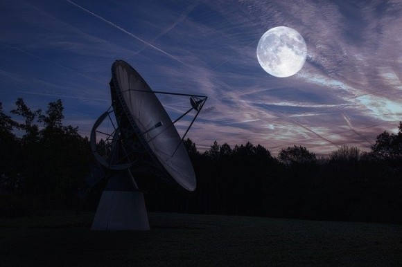 深まる宇宙の謎。深宇宙から地球へ発せられていた「高速電波バースト」の1つが消失、その理由は？