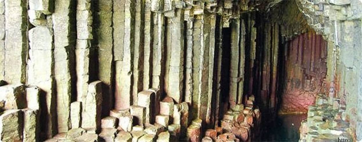 心にグサっと突き刺さる六角柱のとんがり岩 自然が作り上げた奇跡のパワースポット フィンガルの洞窟 カラパイア