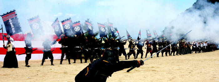 戦国時代にタイムスリップ 熊本で 火縄銃サミット 総勢２００名が一斉射撃 カラパイア