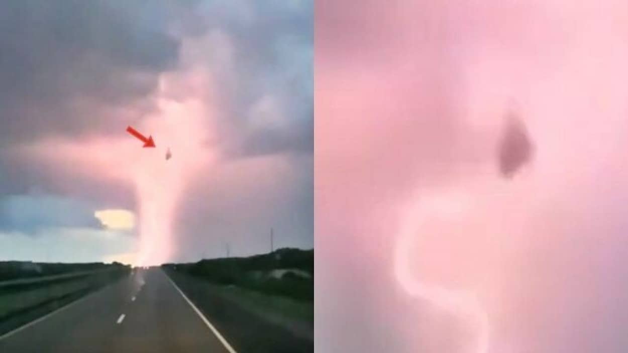 雷に打たれ消えていく謎の飛行物体