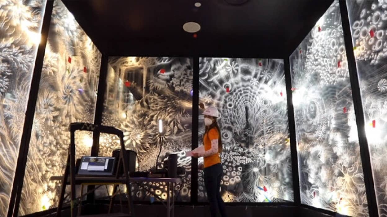 ガラスを重ねたアクアリウム風インスタレーション