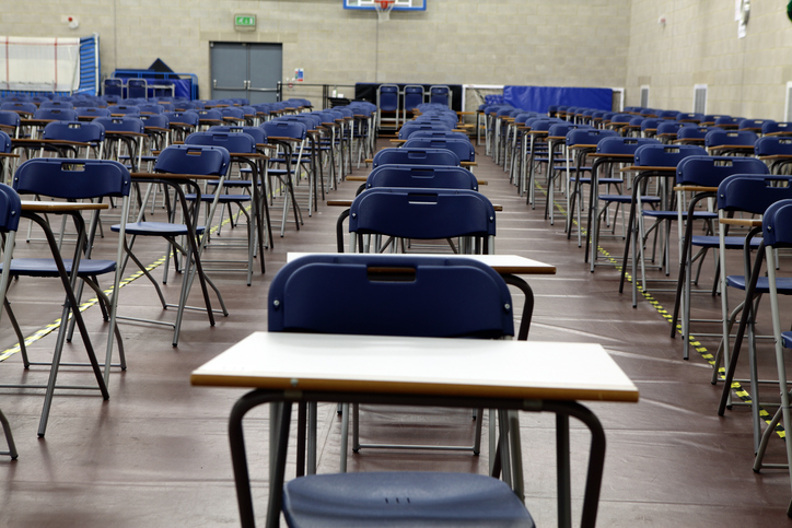 天井の高い試験会場は筆記試験の得点の低下につながるという調査結果