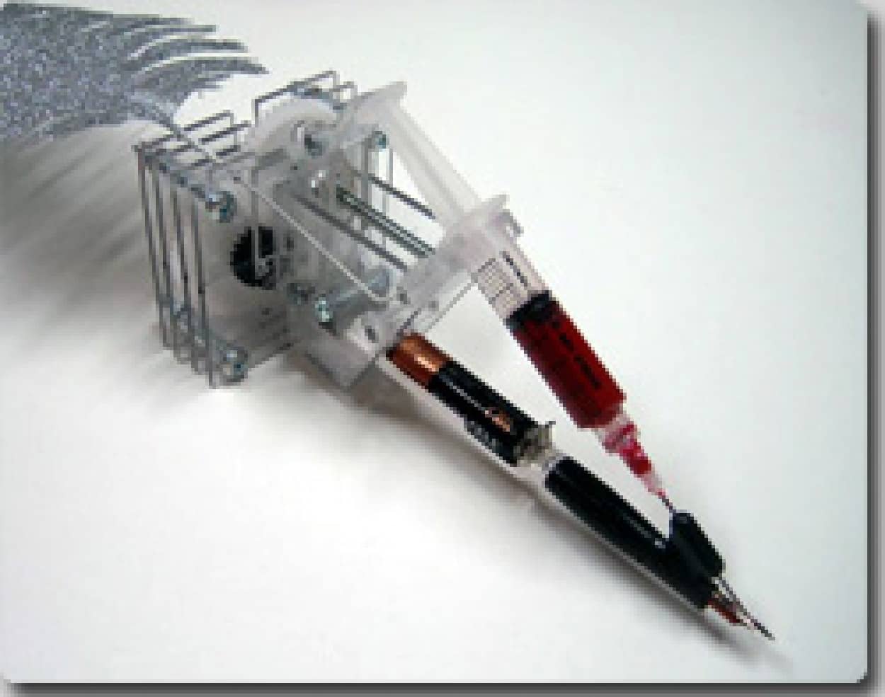 自らの血を注射器で吸い取って文字を描く 吸血ペン カラパイア 自らの血を注射器で吸い取って文字を描く 吸血ペン カラパイア