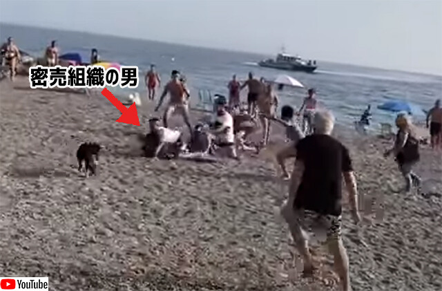 麻薬密売組織のボートがビーチに座礁、浜辺に逃げた男が海水浴客らに一斉に取り押さえられる