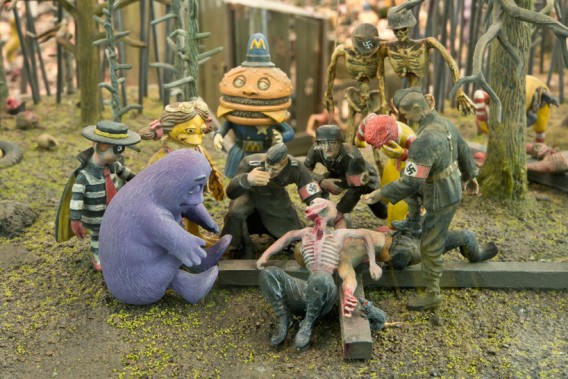 磔にされるドナルド 極小フィギュアでこの世の悪を表現した地獄絵図 カラパイア 磔にされるドナルド 極小フィギュアでこの世の悪を表現した地獄絵図 カラパイア