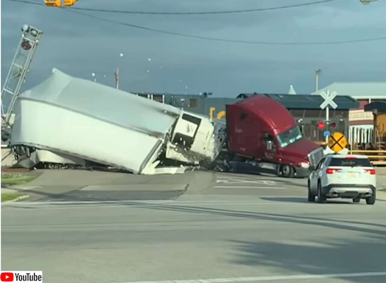 貨物列車と大型トラックの衝突事故