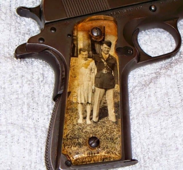 第二次世界大戦時代、米兵士の間で流行した拳銃のグリップに恋人の写真を忍ばせる「スイートハート・グリップ」