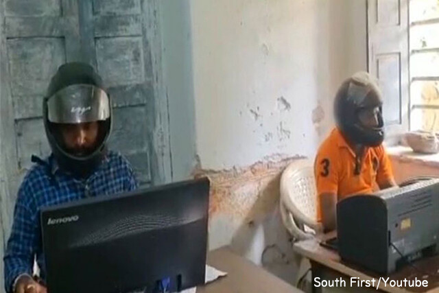 インドの役所職員が室内でヘルメット着用義務、その理由とは？