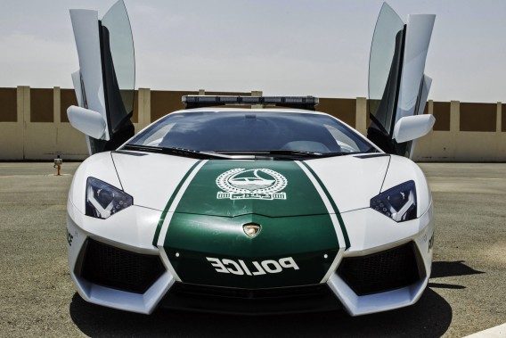 ドバイ警察がパトカーに採用したのは 超スーパーカー ランボルギーニ アヴェンタドール カラパイア