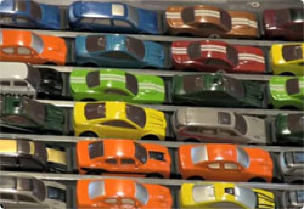 大量のミニカーを連動して動かしラッシュアワー時の大都市の道路の流れを再現させた映像 メトロポリス カラパイア