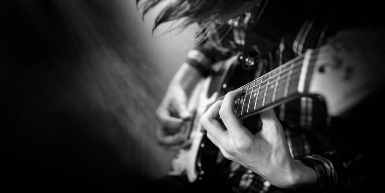 ヘヴィメタルのギタリストは同性を威嚇するためにテクニックを磨いている