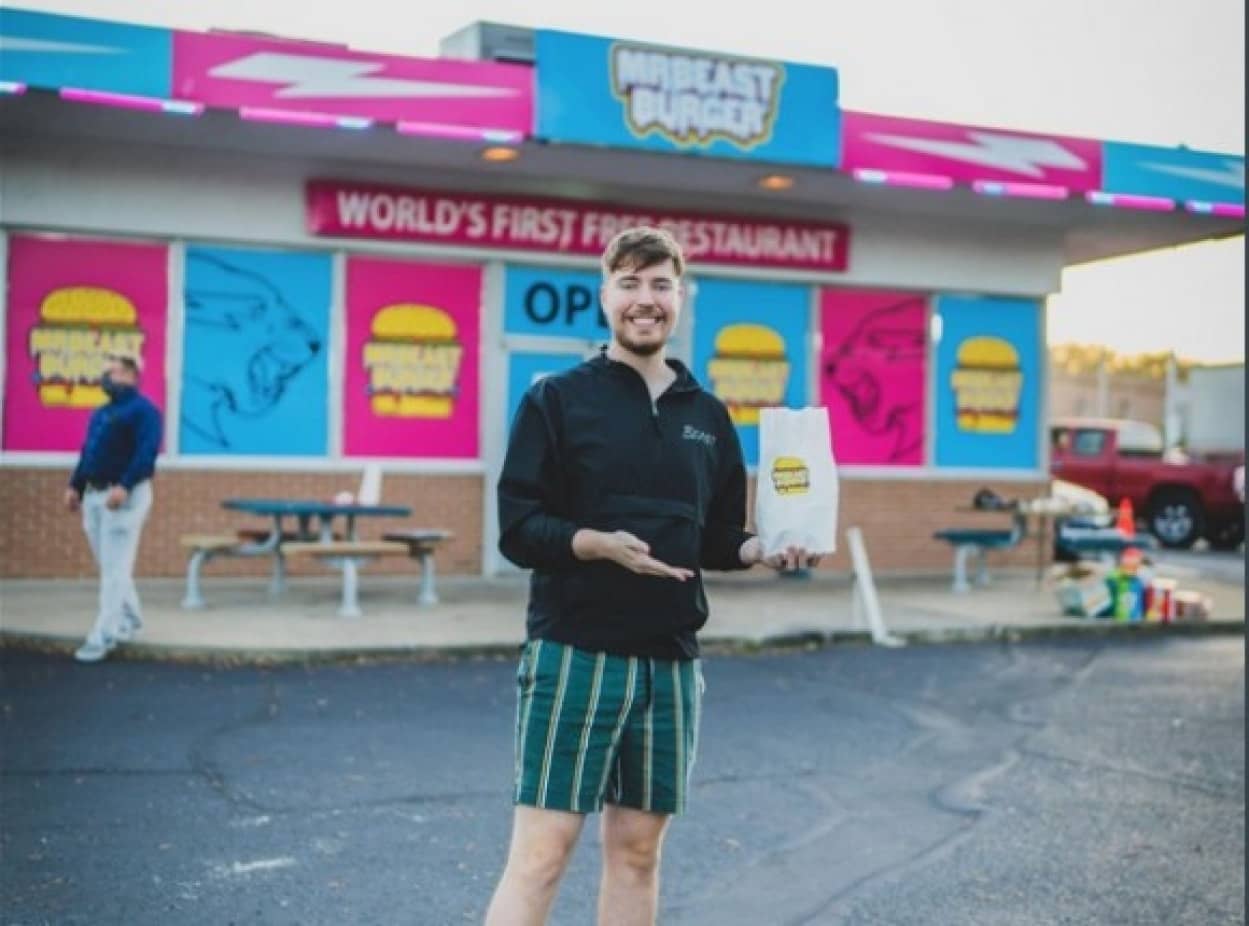 ユーチューバーが300店舗のハンバーガー店をオープン