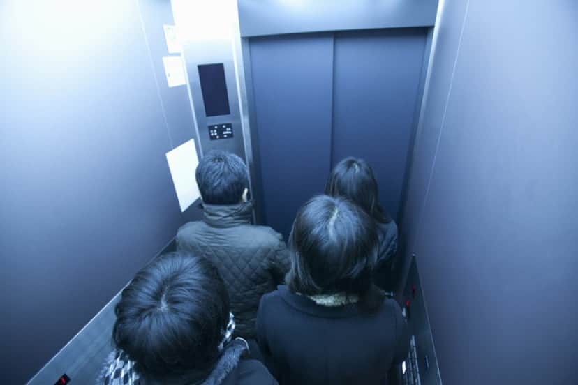 エレベーターで繊維が付着
