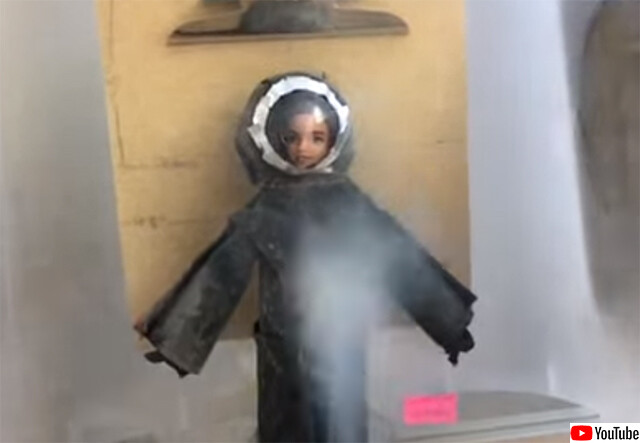 バービー人形が実験台になって、将来の月面旅行のための宇宙服をテスト