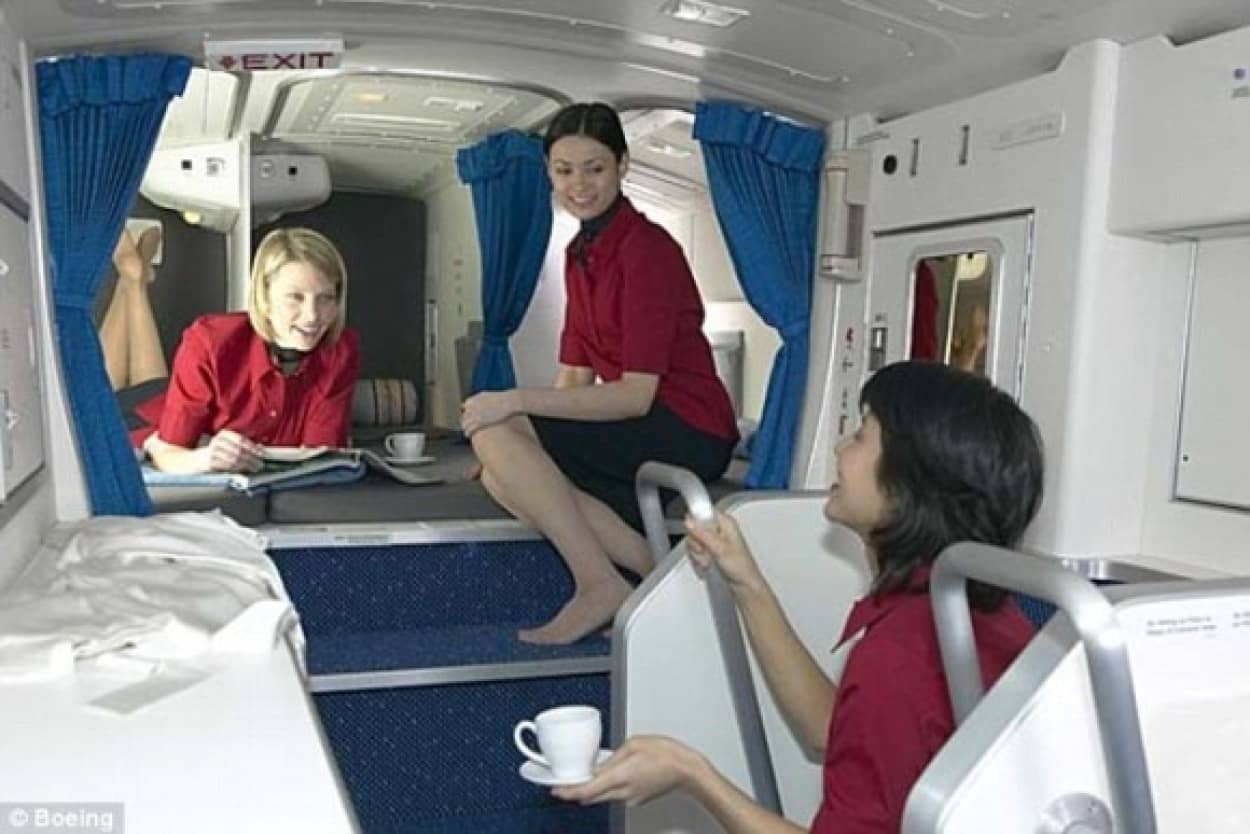 飛行機の中に隠し部屋が 客室乗務員用の知られざるスペースを大公開 カラパイア