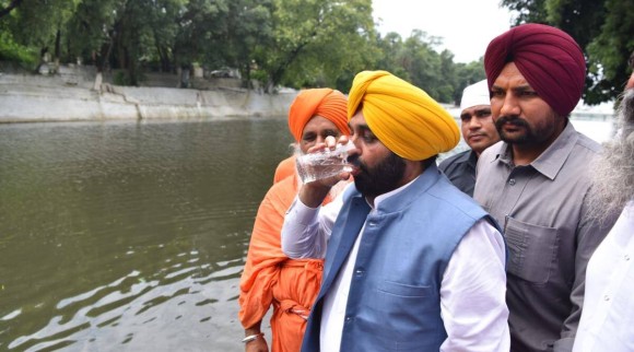 聖なる川の水がきれいなことを証明するため飲んだ結果、病院送りになった州の首相