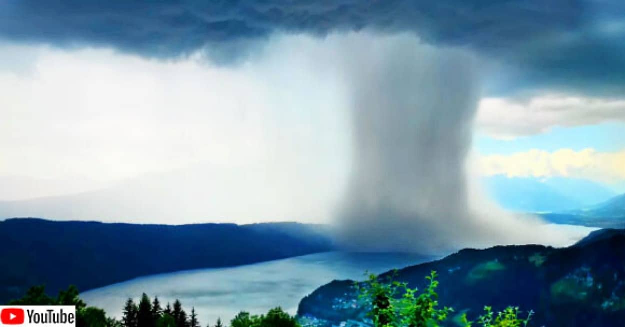 土砂降りの雨が湖に注ぎ込む瞬間のタイムラプス動画