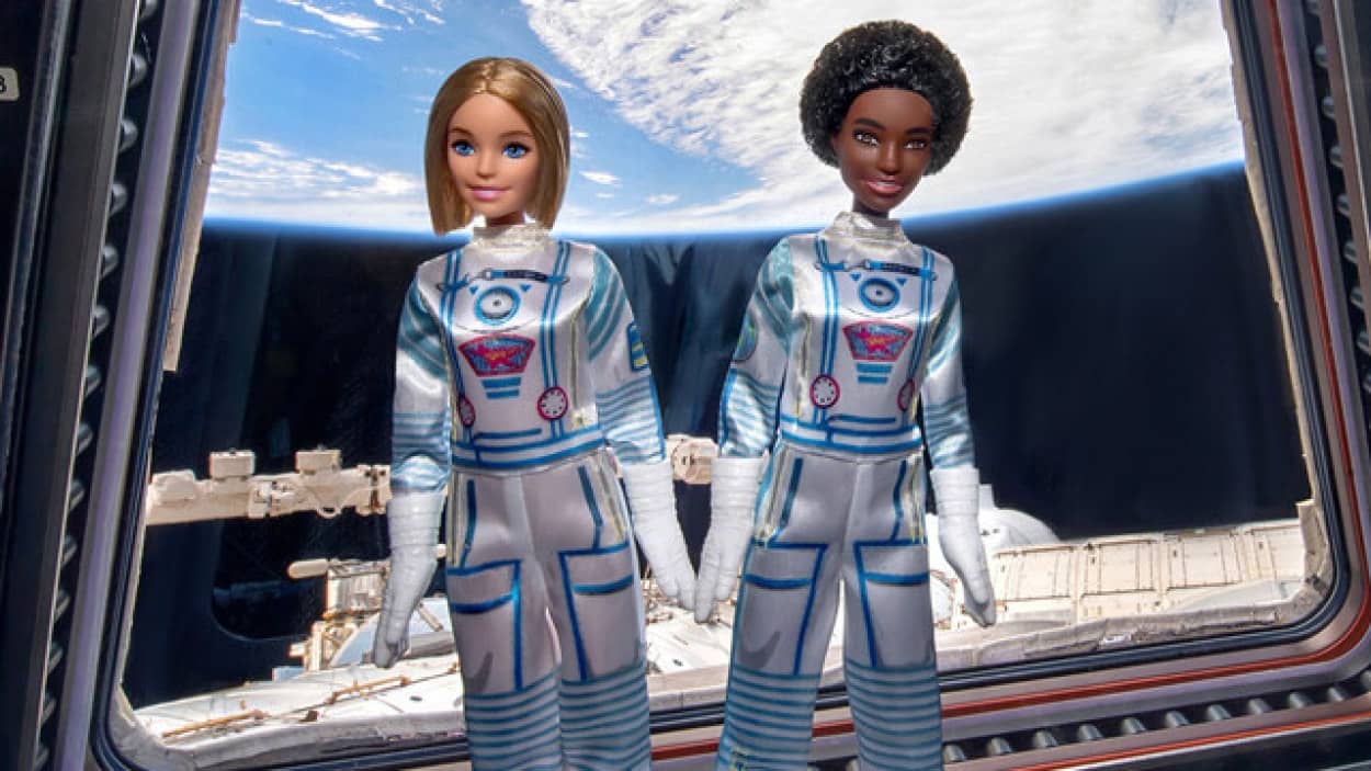 宇宙に行ったバービー人形がスミソニアン博物館で展示中