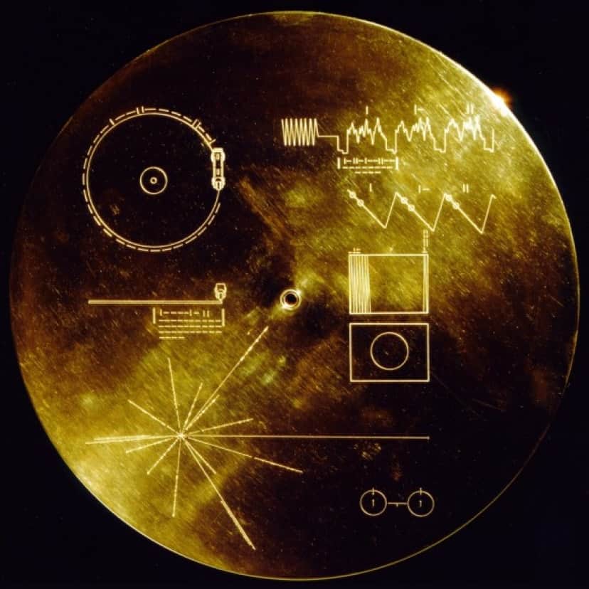 1920px-The_Sounds_of_Earth_Record_Cover_-_GPN-2000-001978_e
