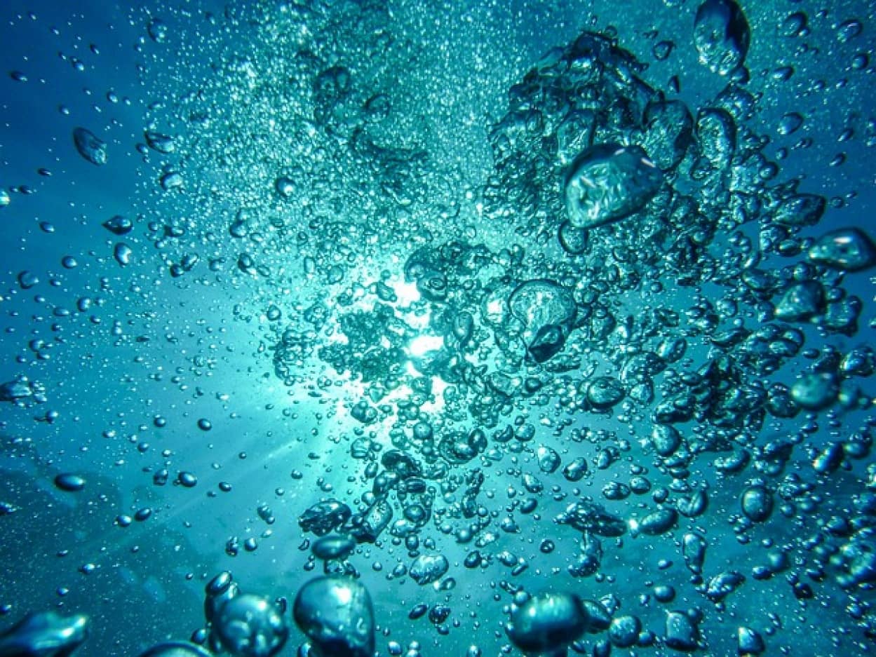 海に流された高齢男性、壊れた釣竿を発見し、知恵と工夫で救助につながる