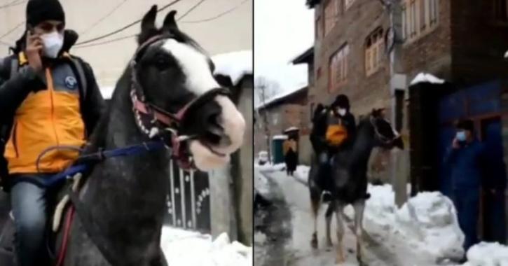 馬に乗って荷物を届けるamazonの配達人 雪で車両が通れない地域に インド カラパイア 馬に乗って荷物を届けるamazonの配達人 雪で車両が通れない地域に インド カラパイア
