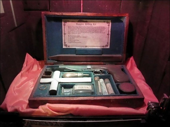 real_vintage_vampire_killing_kits_640_16_e0