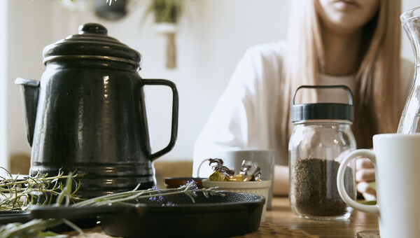 夫のコーヒーに漂白剤を入れて殺そうとした妻、司法取引で保護観察処分に