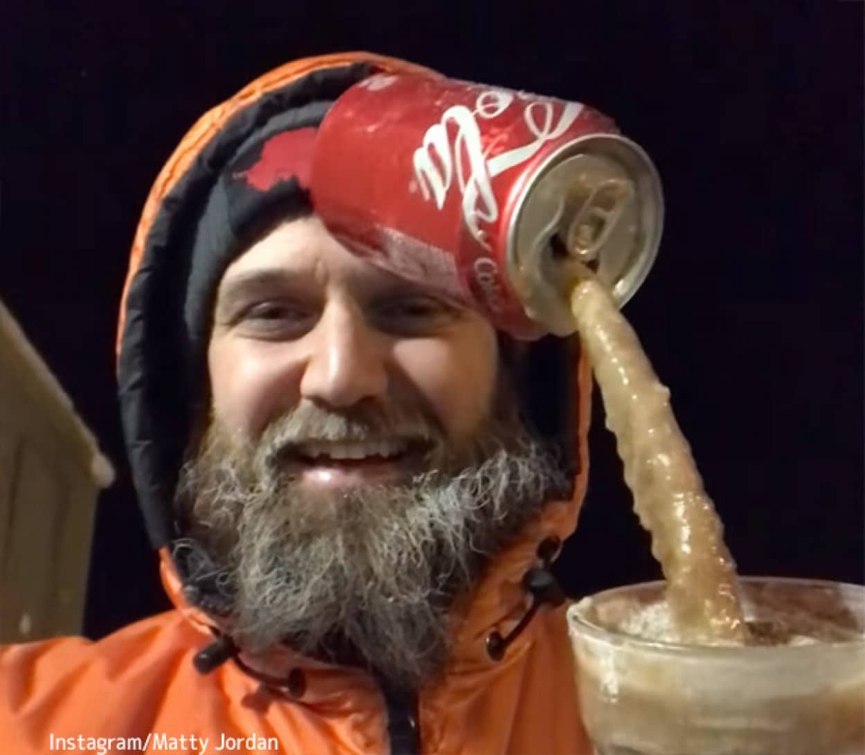 すべてが一瞬にして凍る南極の世界。コーラが食品サンプルに