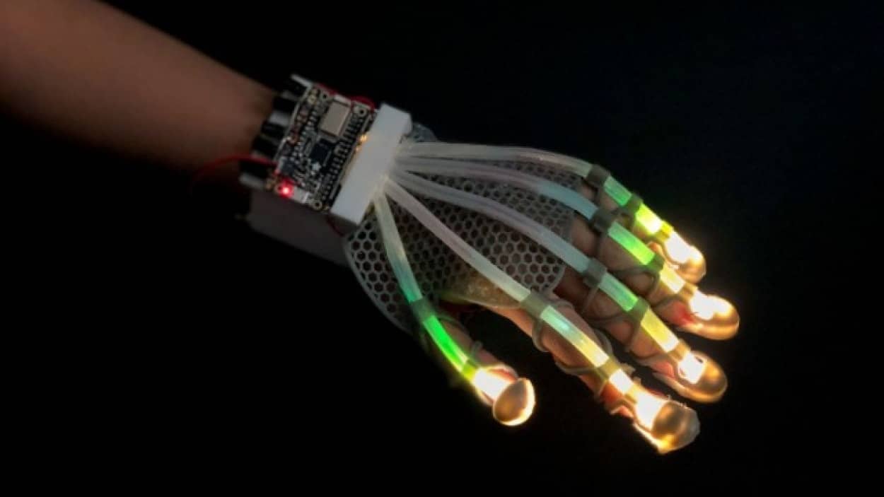 VRでも触れた感覚を得られるグローブが開発される