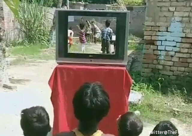 子供たちが熱心にテレビを見ていると思ったら！？画面の向こう側の世界はリアルだった