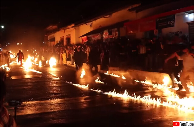 ファイアーが熱いぜ！ノールールで火の玉を投げつけるエルサルバドルの過激な祭り