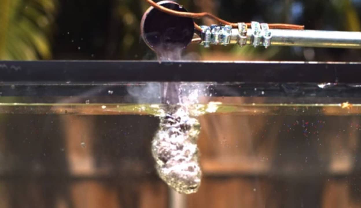 あ 危ないじゃないか 水を張った水槽に融解塩を注ぎ入れるとどうなるのか こうなった カラパイア