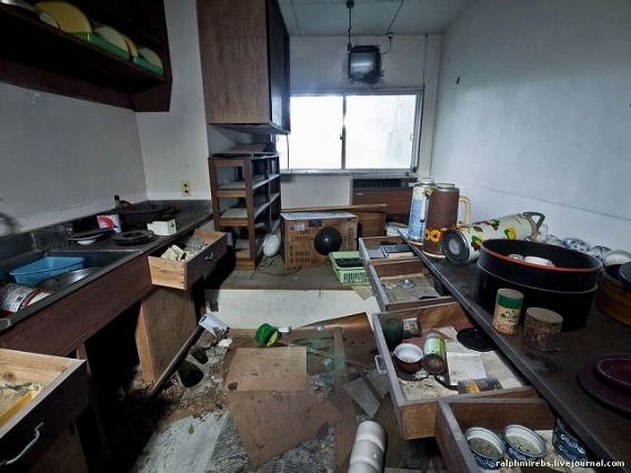 an_abandoned_hotel_in_japan_640_16