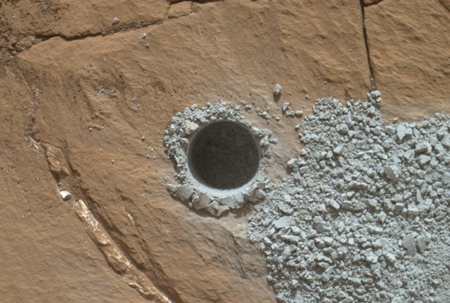 火星に開いた穴の画像は本物なのか？