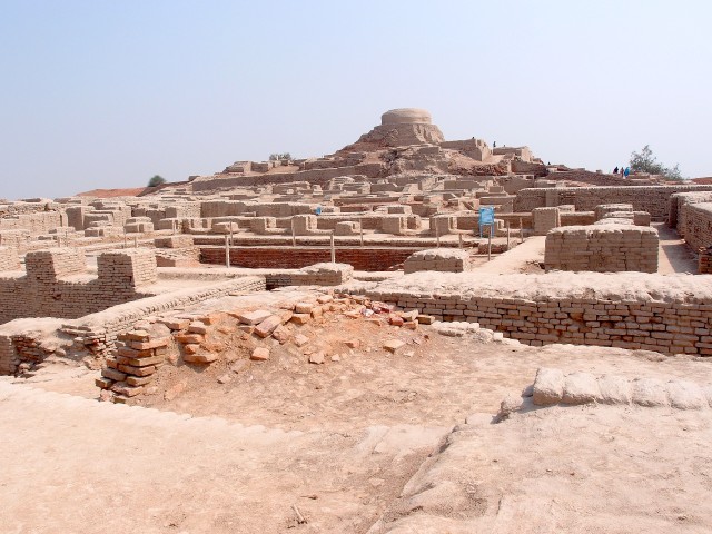 2560px-Mohenjodaro_-_view_of_the_stupa_mound_e