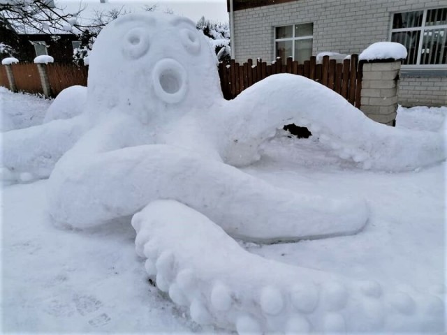 久々に大雪の降ったリトアニアの人々が作った雪だるまがクリーチャー満載だった件