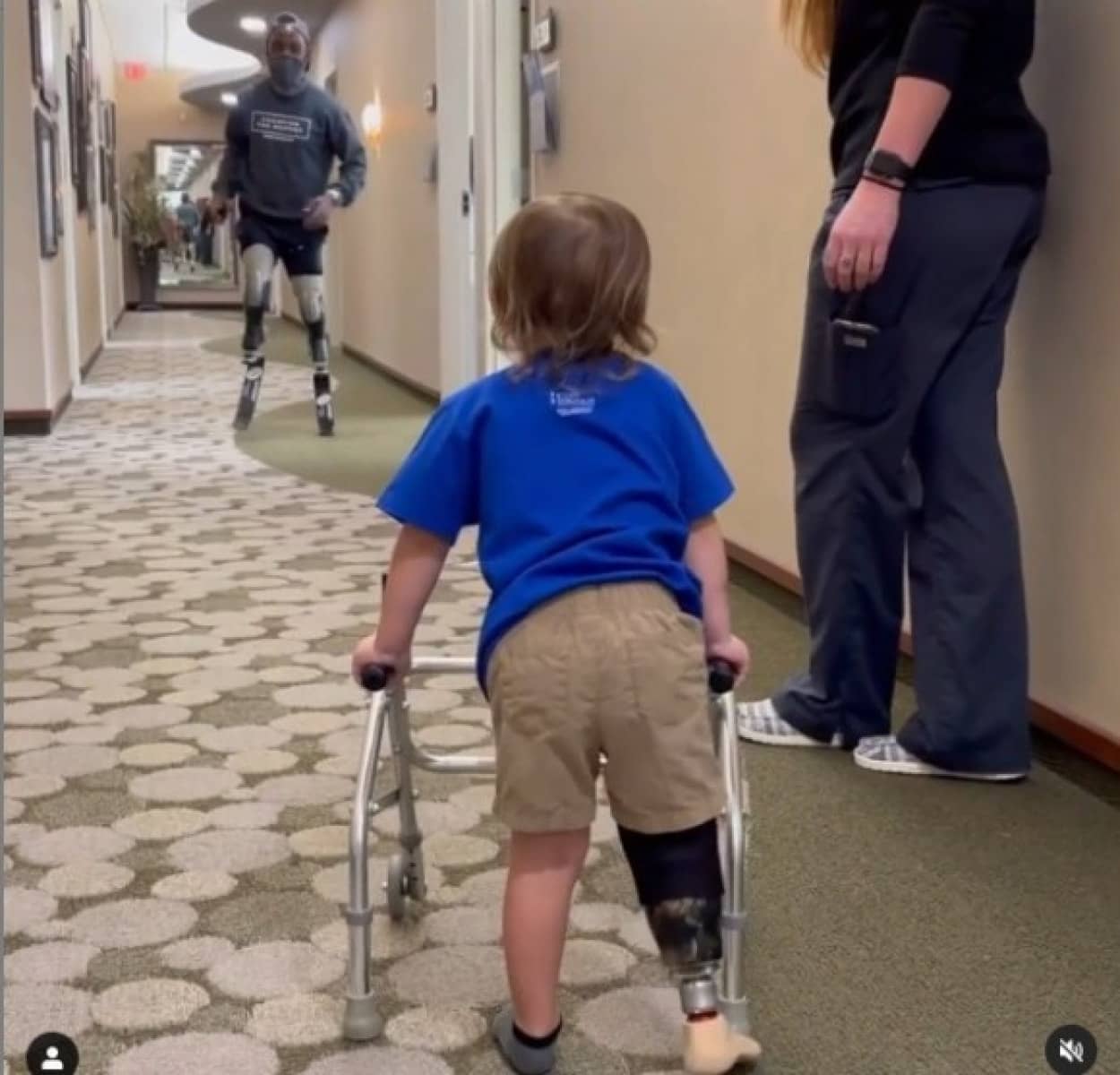 パラリンピックのメダリストの力強い励ましで 義足を付けて最初の一歩を踏み出す2歳の男の子 アメリカ カラパイア パラリンピックのメダリストの力強い励ましで 義足を付けて最初の一歩を踏み出す2歳の男の子 アメリカ カラパイア