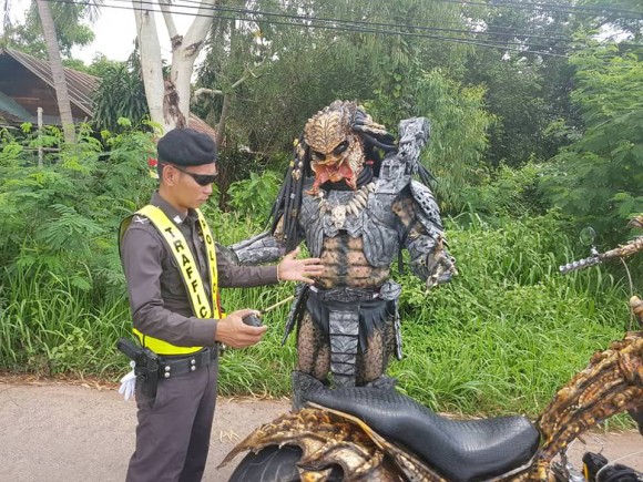 プレデターも警察に職質を受ける タイの完璧すぎるプレデター 改造バイクで警察に止められる事案 19年7月29日 Biglobeニュース