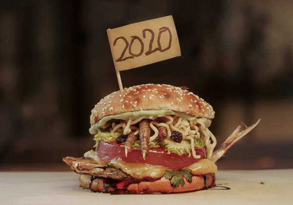 バーガーキングが2020年を象徴するひどいハンバーガーを作ってみた。鶏の足とイワシに麺入り（ブラジル）