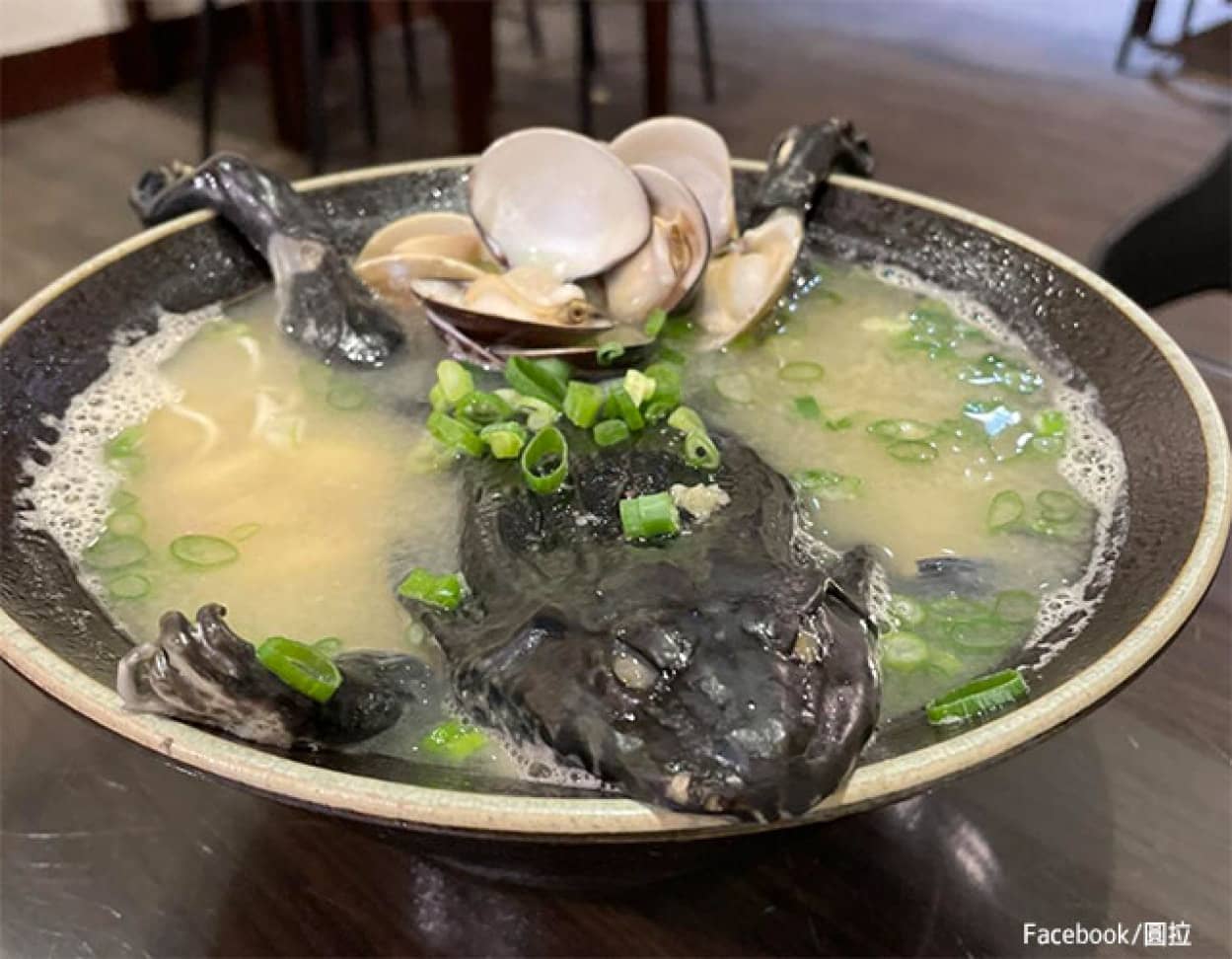 台湾のラーメン屋の方向性よ。今度はカエル一匹まるごと乗せラーメンが誕生