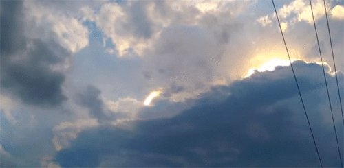 なんか来た 雲の隙間からうごめく怪しい光が カラパイア なんか来た 雲の隙間からうごめく怪しい光が カラパイア