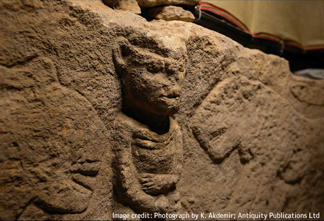 自分のイチモツを持ちながらヒョウと戦う男性の姿を描いた 、1万1000年前の彫刻が発見される